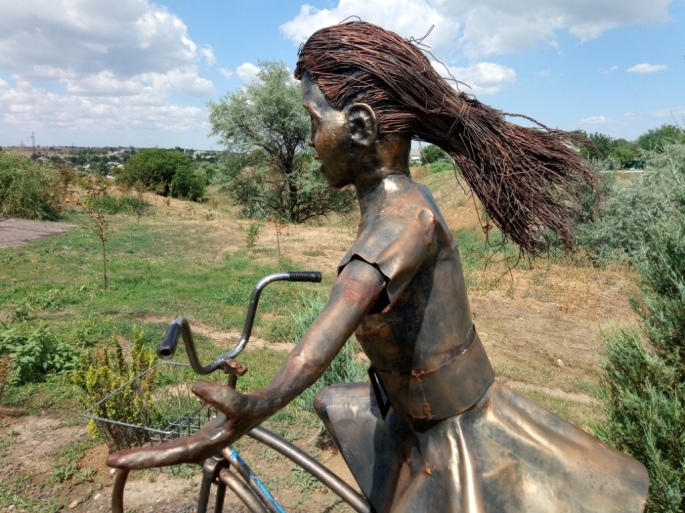 кованая девочка на велосипеде